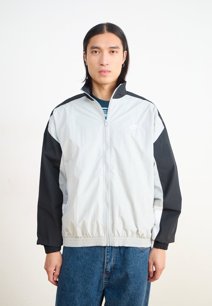 Куртка Nike Sportswear CLUB, Light Smoke Grey/Black/White/Grey
Куртка Nike Sportswear CLUB, Light Smoke Grey/Black/White/Grey