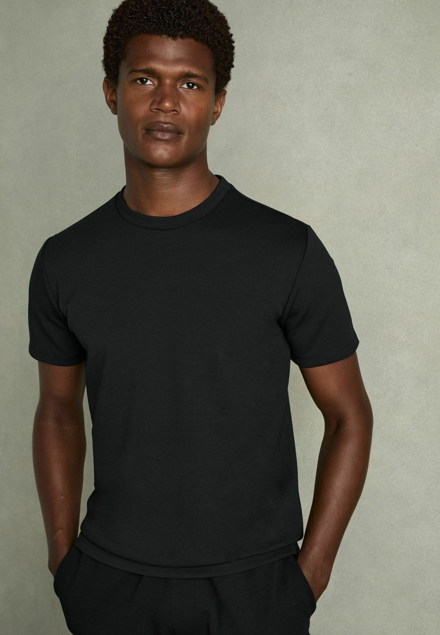 Футболка Reiss REGULAR FIT-BRADLEY INTERLOCK CREW NECK, Navy Blue/Black, Черный, Футболка Reiss REGULAR FIT-BRADLEY INTERLOCK CREW NECK, Navy Blue/Black
Футболка Reiss REGULAR FIT-BRADLEY INTERLOCK CREW NECK, Navy Blue/Black, Черный, Футболка Reiss REGULAR FIT-BRADLEY INTERLOCK CREW NECK, Navy Blue/Black