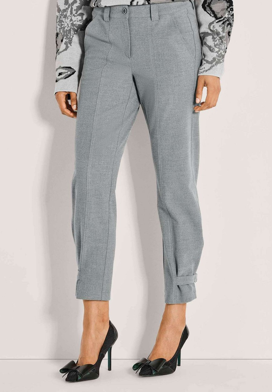 Брюки MADELEINE MID WAIST 7/8-BUSINESS, Stone Grey Melange/Stone
Брюки MADELEINE MID WAIST 7/8-BUSINESS, Stone Grey Melange/Stone