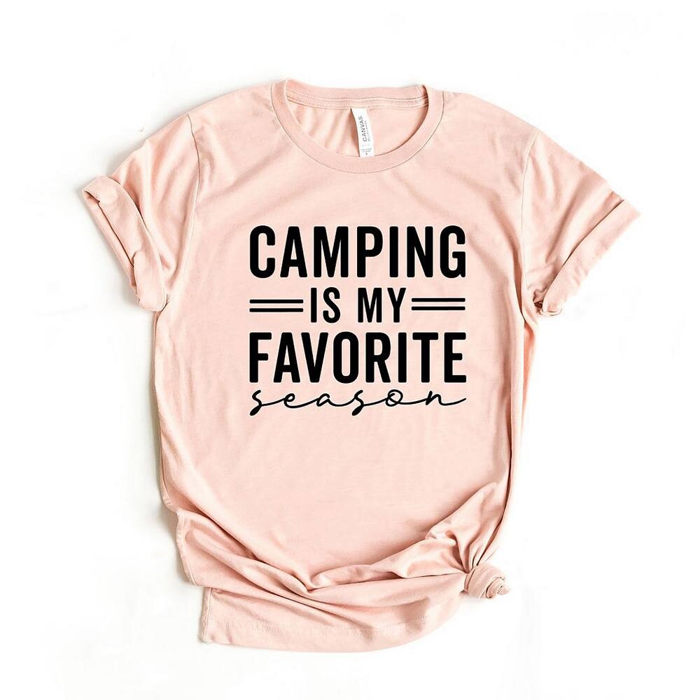 Футболка с короткими рукавами и рисунком Camping Is My Favorite Season Simply Sage Market, цвет Blush
Футболка с короткими рукавами и рисунком Camping Is My Favorite Season Simply Sage Market, цвет Blush