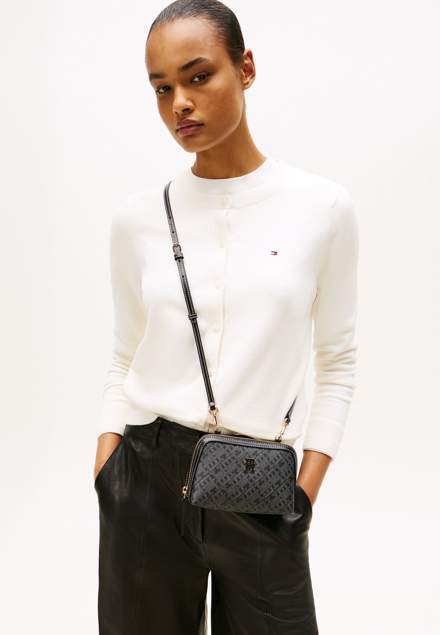 Сумка кросс-боди Tommy Hilfiger MONOPLAY MINI , Black
Сумка кросс-боди Tommy Hilfiger MONOPLAY MINI , Black