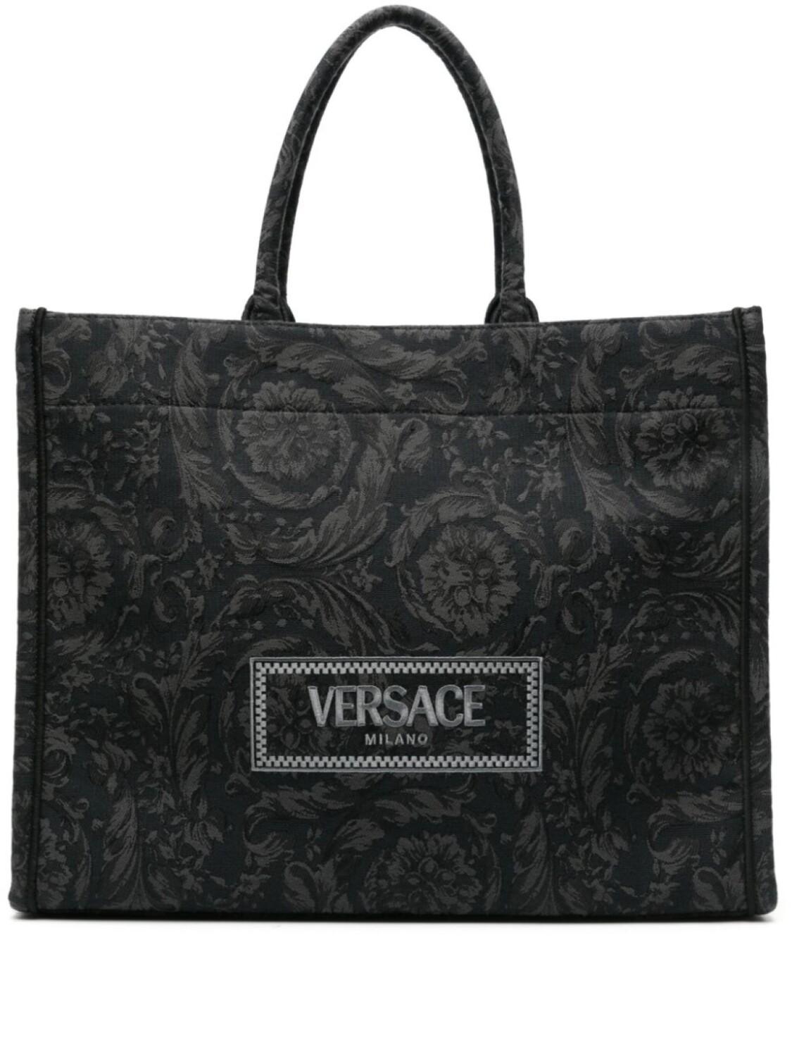 Жаккардовая сумка-тоут Versace Barocco Athena, черный
Жаккардовая сумка-тоут Versace Barocco Athena, черный
