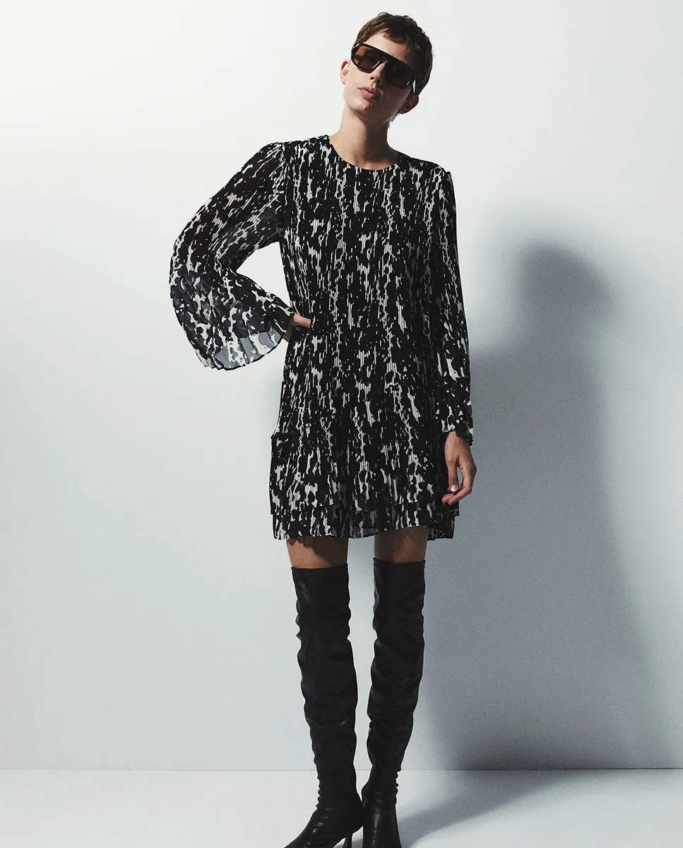 Короткое плиссированное платье Sfera, черный
Короткое плиссированное платье Sfera, черный