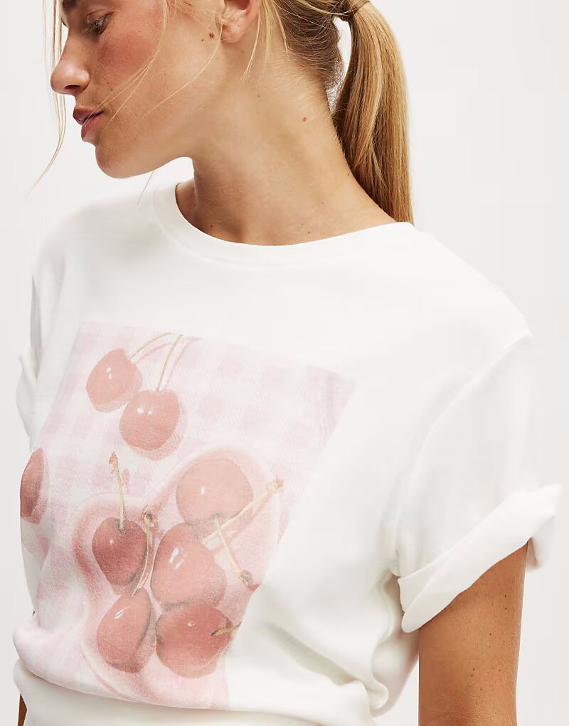 Футболка с принтом «Cotton:On Lounge» в виде вишневого сердца
Футболка с принтом «Cotton:On Lounge» в виде вишневого сердца