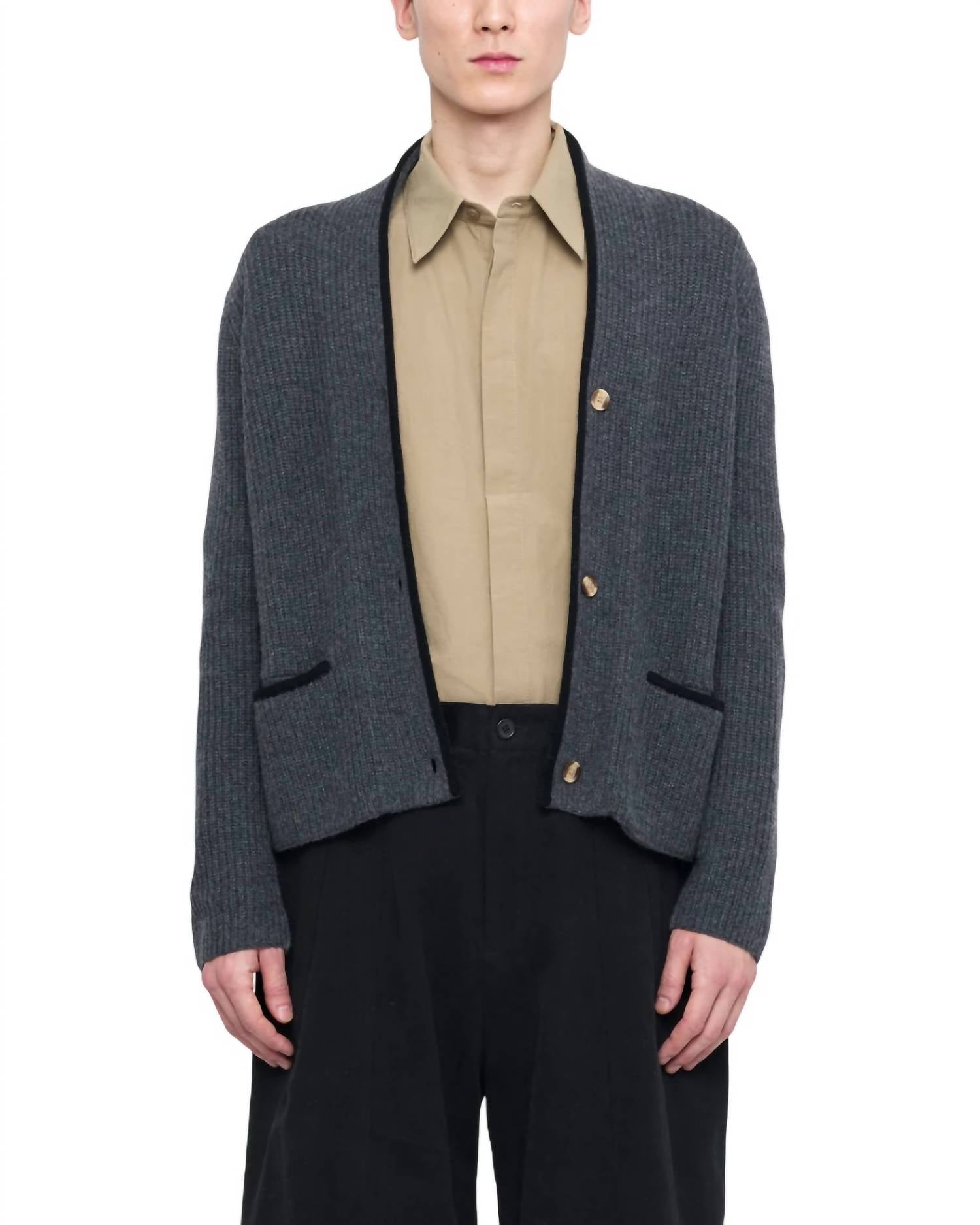 Кардиган с V-образным вырезом и карманами - унисекс в сером цвете 7115 by SZEKI, серый
Кардиган с V-образным вырезом и карманами - унисекс в сером цвете 7115 by SZEKI, серый