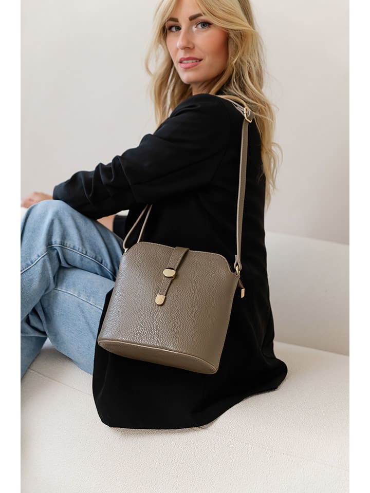 Кожаная сумка через плечо серо-коричневого цвета - (Ш)24 x (В)22 x (Г)10 см Lia Biassoni
Кожаная сумка через плечо серо-коричневого цвета - (Ш)24 x (В)22 x (Г)10 см Lia Biassoni