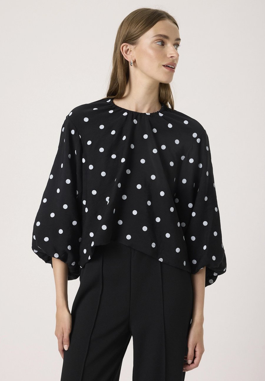 Блуза Soaked in Luxury SLIdola Blouse SS, Black/White Dots/Black
Блуза Soaked in Luxury SLIdola Blouse SS, Black/White Dots/Black