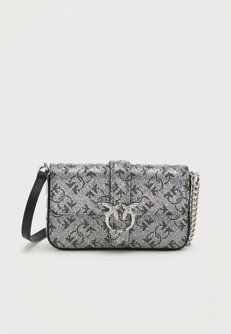 Сумка кросс-боди Pinko LOVE ONE SLOUCHY BABY MONOGRAM, Silver-Coloured
Сумка кросс-боди Pinko LOVE ONE SLOUCHY BABY MONOGRAM, Silver-Coloured
