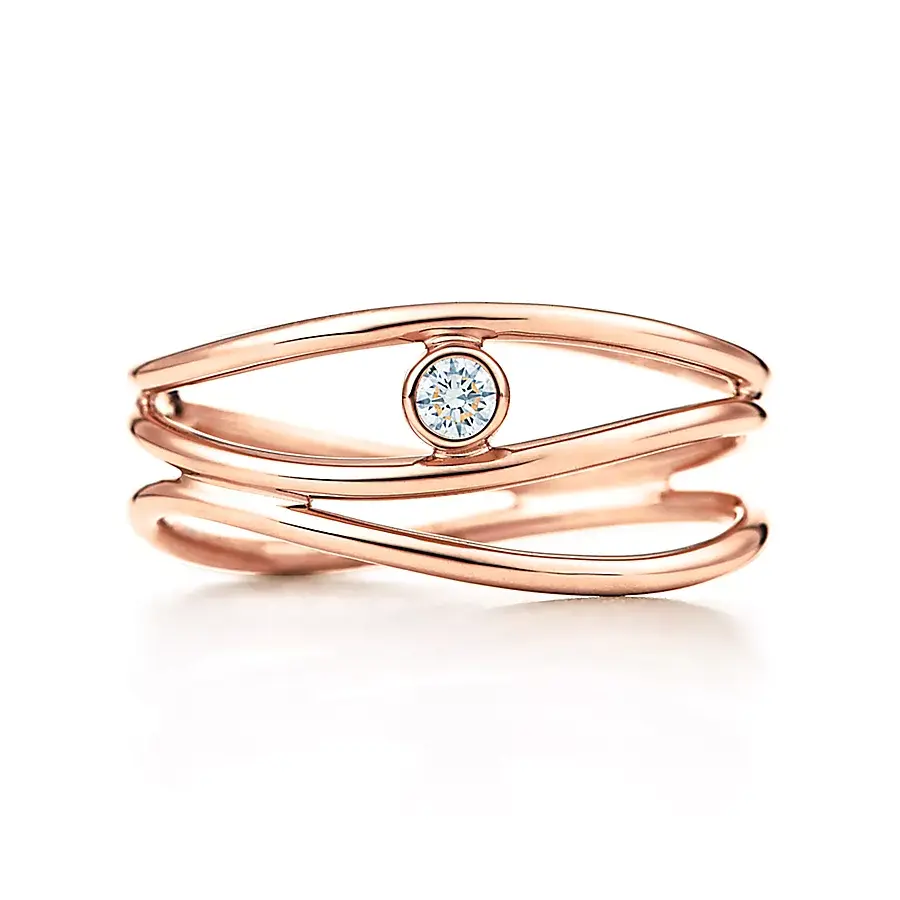 Кольцо Tiffany & Co. x Elsa Peretti Wave Three-Row, розовое золото/бриллиант
Кольцо Tiffany & Co. x Elsa Peretti Wave Three-Row, розовое золото/бриллиант