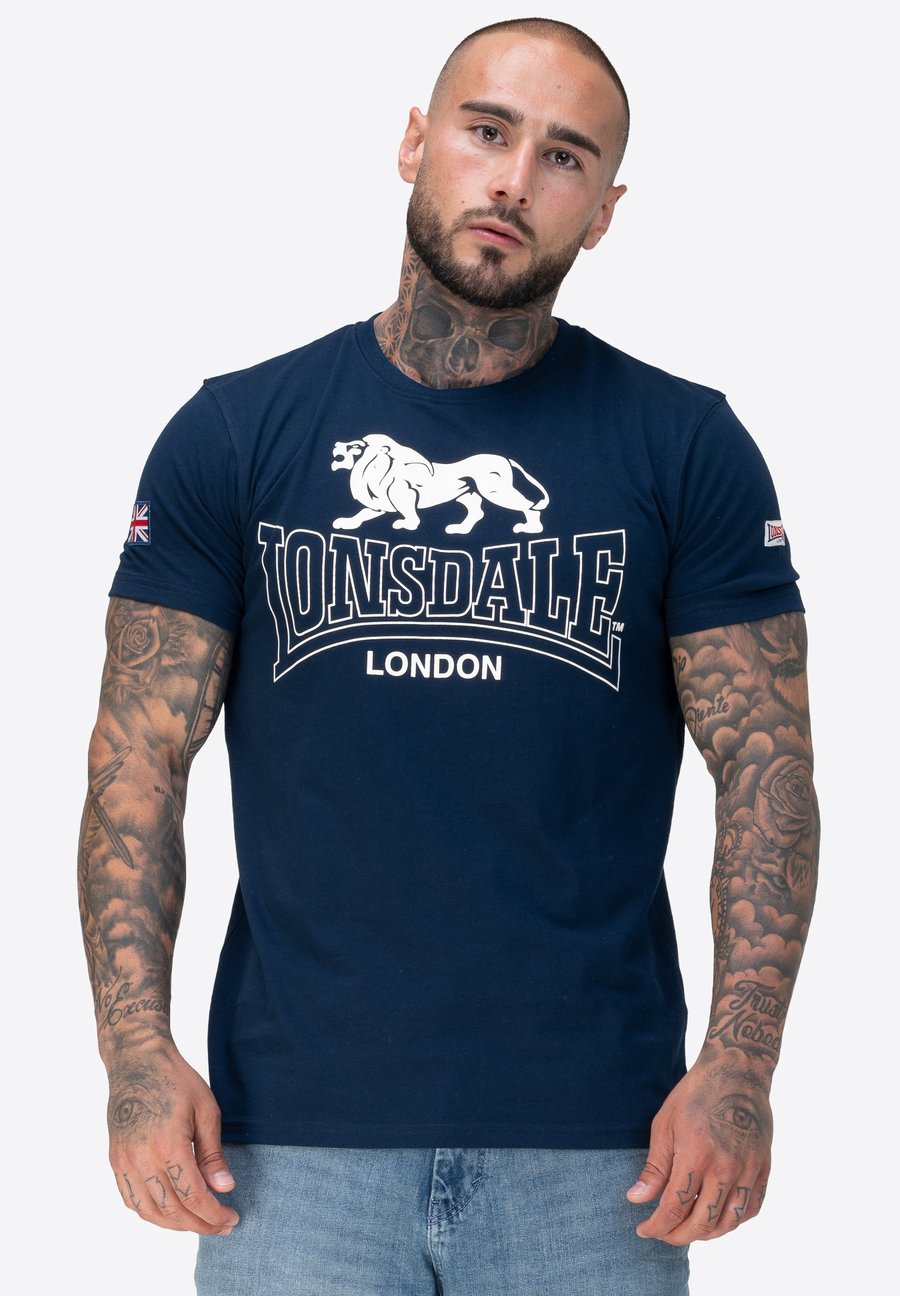 Футболка Lonsdale Print T-shirt, Dark Navy/Ecru/Dark Blue, Синий, Футболка Lonsdale Print T-shirt, Dark Navy/Ecru/Dark Blue
Футболка Lonsdale Print T-shirt, Dark Navy/Ecru/Dark Blue, Синий, Футболка Lonsdale Print T-shirt, Dark Navy/Ecru/Dark Blue