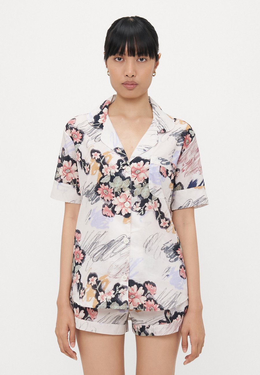 Пижамный комплект Desmond & Dempsey WOMENS SHORT SLEEVE, Love Chalk/Light Pink
Пижамный комплект Desmond & Dempsey WOMENS SHORT SLEEVE, Love Chalk/Light Pink