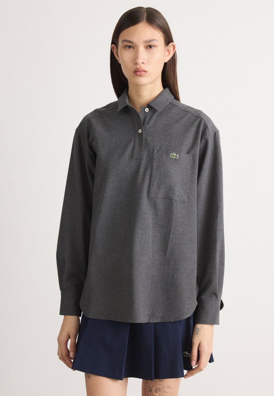 Топ Lacoste Long sleeved top, Pitch Chine/Grey
Топ Lacoste Long sleeved top, Pitch Chine/Grey