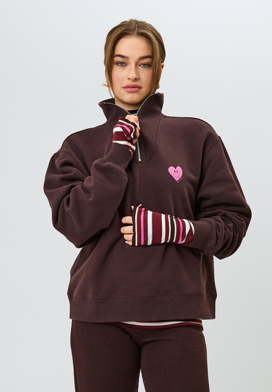Толстовка OH APRIL PAULI HALF-ZIP, Truffle/Brown, Коричневый, Толстовка OH APRIL PAULI HALF-ZIP, Truffle/Brown
Толстовка OH APRIL PAULI HALF-ZIP, Truffle/Brown, Коричневый, Толстовка OH APRIL PAULI HALF-ZIP, Truffle/Brown