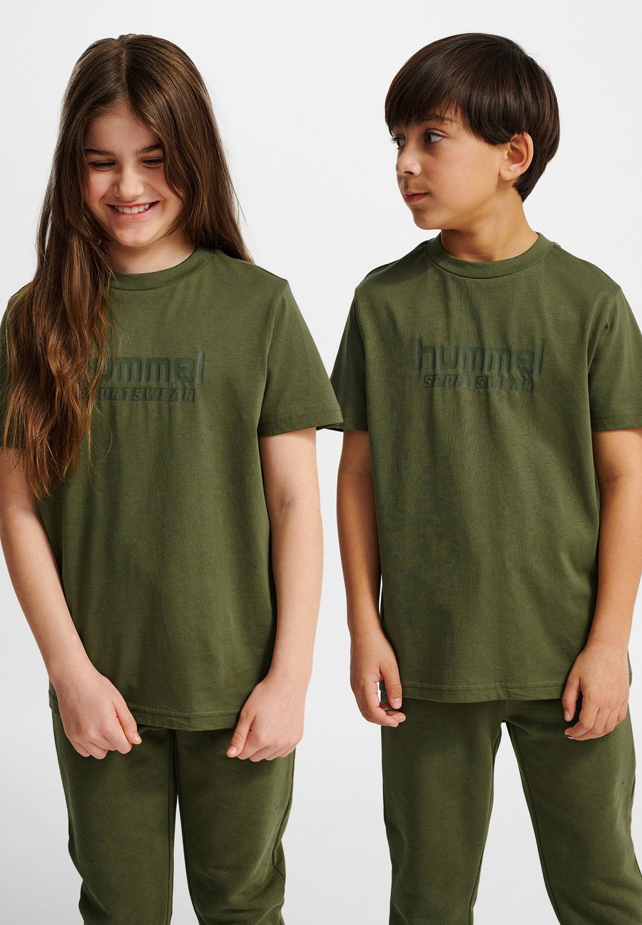 Футболка Hummel HUMMEL HMLJR BASE , Winter Moss/Khaki, Зеленый, Футболка Hummel HUMMEL HMLJR BASE , Winter Moss/Khaki
Футболка Hummel HUMMEL HMLJR BASE , Winter Moss/Khaki, Зеленый, Футболка Hummel HUMMEL HMLJR BASE , Winter Moss/Khaki