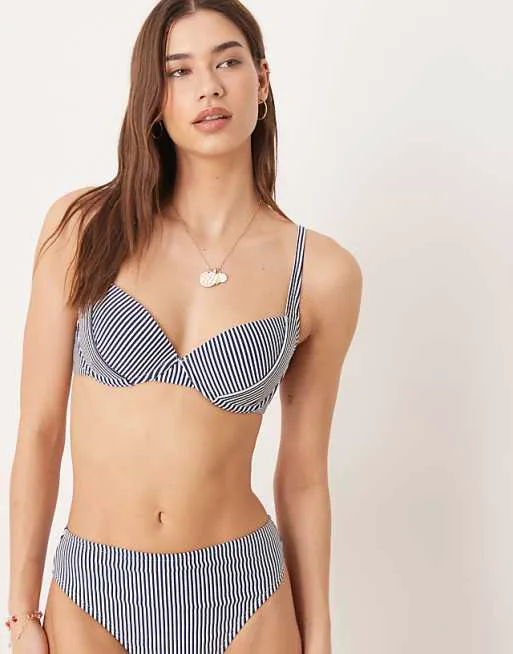 Уплотненный бикини-топ на косточках с эффектом пуш-ап ASOS DESIGN Scarlet Stripe Sintra цвета индиго
Уплотненный бикини-топ на косточках с эффектом пуш-ап ASOS DESIGN Scarlet Stripe Sintra цвета индиго