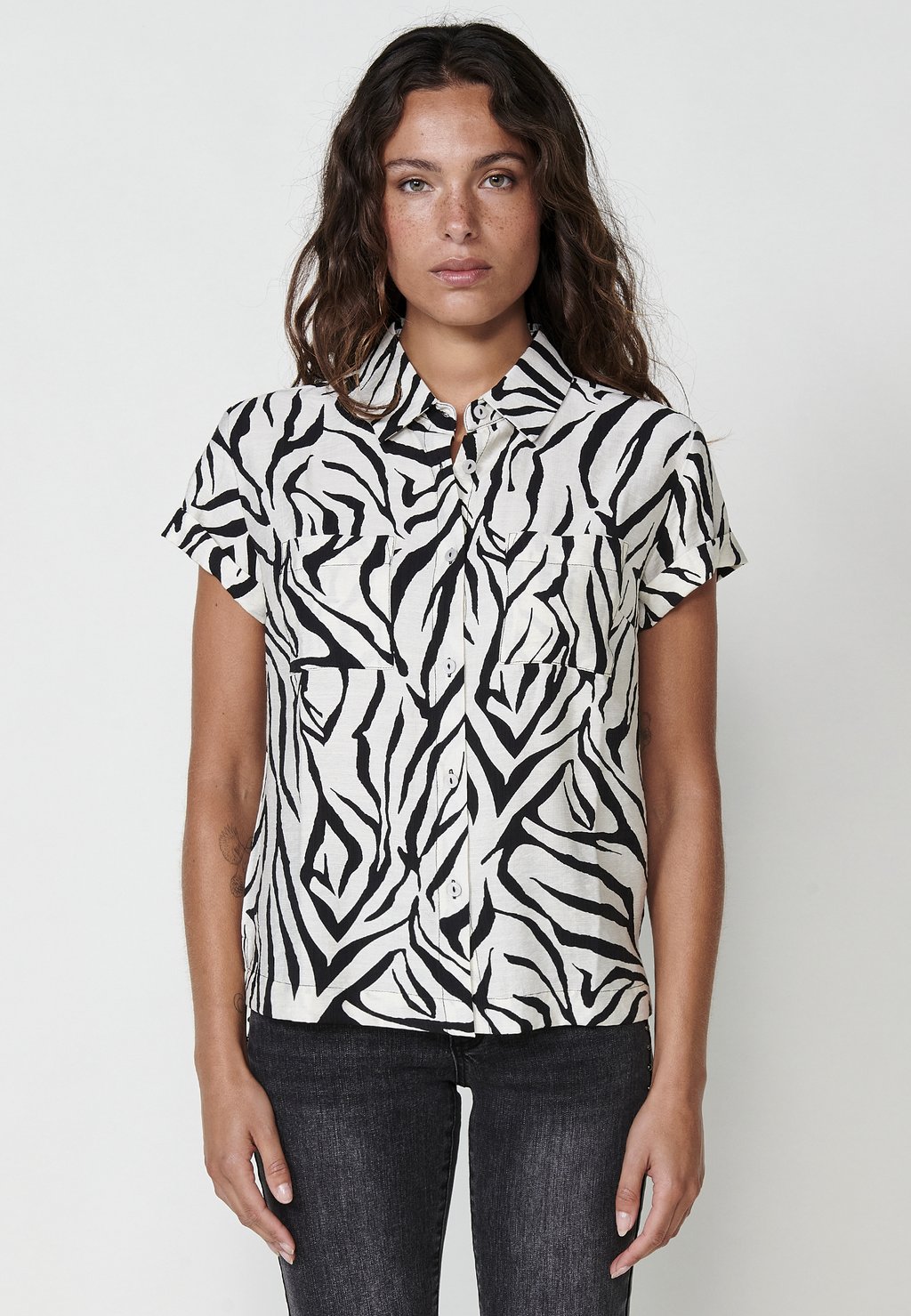 Блузка на пуговицах SHORT-SLEEVE WITH ZEBRA PRINT Koroshi, белый
Блузка на пуговицах SHORT-SLEEVE WITH ZEBRA PRINT Koroshi, белый