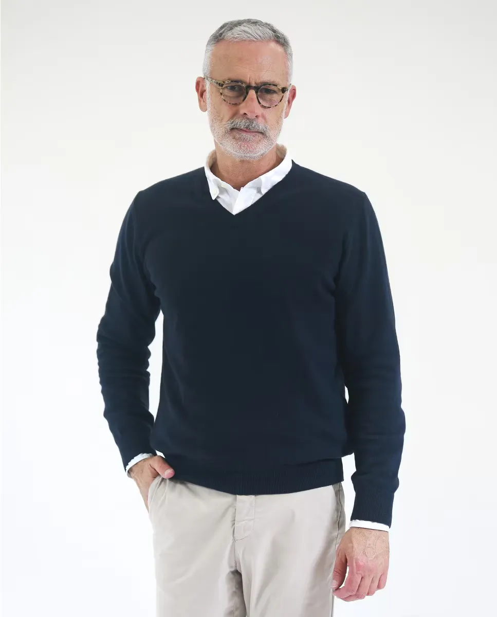 Мужской свитер из 100% кашемира темно-синего цвета с V-образным вырезом Wickett Jones, тёмно-синий
Мужской свитер из 100% кашемира темно-синего цвета с V-образным вырезом Wickett Jones, тёмно-синий