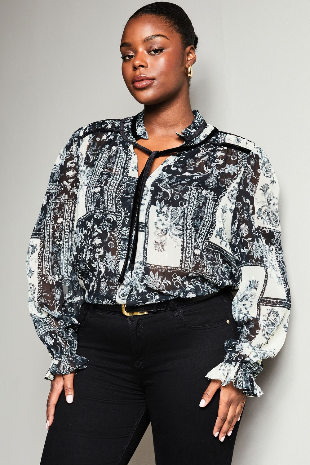 Прозрачная блузка с длинными рукавами и завязкой на шее Lipsy, черный
Прозрачная блузка с длинными рукавами и завязкой на шее Lipsy, черный