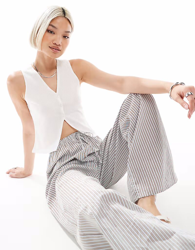 Жилет Miss Selfridge из джерси в рубчик цвета слоновой кости
Жилет Miss Selfridge из джерси в рубчик цвета слоновой кости