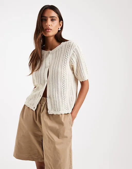 Вязаный кардиган березового цвета с короткими рукавами и пуантами
Вязаный кардиган березового цвета с короткими рукавами и пуантами