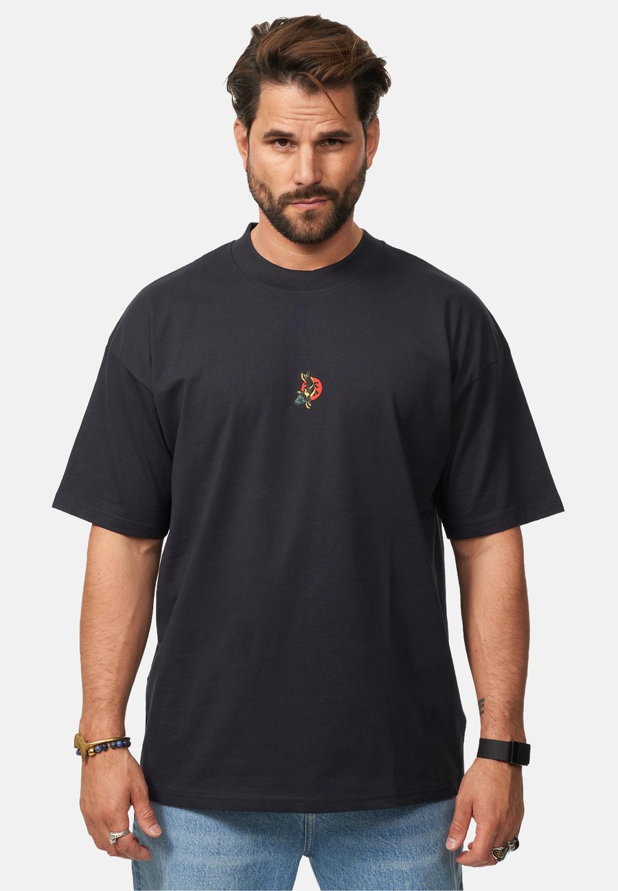 Футболка One Redox Print T-shirt, Navy/Dark Blue, Красный, Футболка One Redox Print T-shirt, Navy/Dark Blue
Футболка One Redox Print T-shirt, Navy/Dark Blue, Красный, Футболка One Redox Print T-shirt, Navy/Dark Blue
