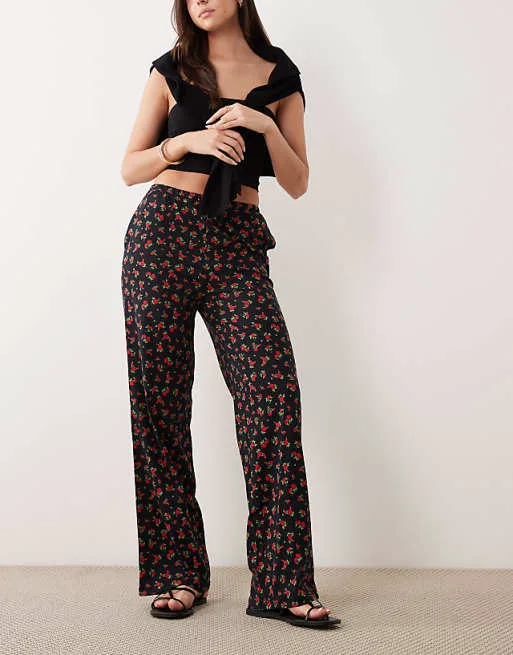 Черные брюки из потертого джерси с кулиской и красным цветочным принтом
Черные брюки из потертого джерси с кулиской и красным цветочным принтом