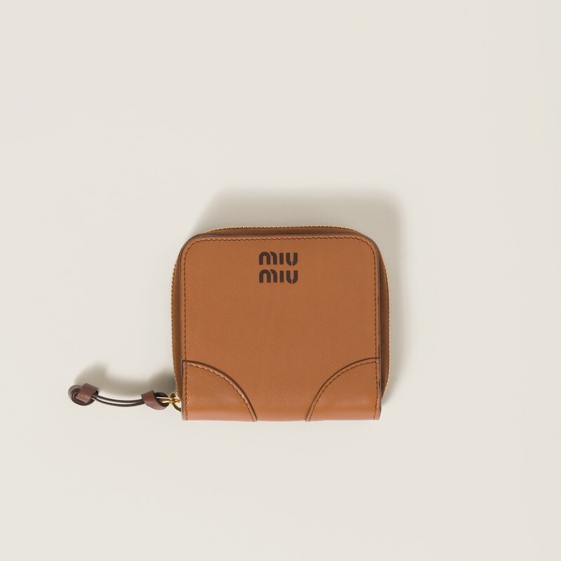 Маленький кожаный кошелек Miu Miu, коричневый
Маленький кожаный кошелек Miu Miu, коричневый