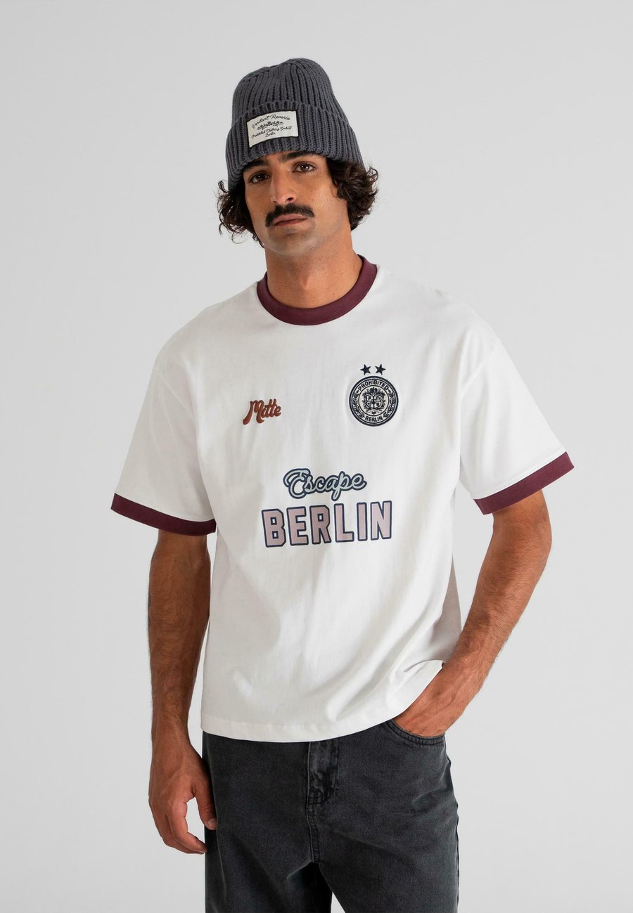 Футболка PROHIBITED CUP, Berry
Футболка PROHIBITED CUP, Berry