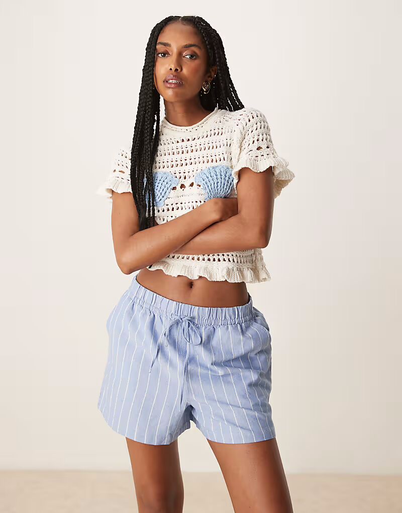 Шорты JDY с завязками на талии в синюю полоску 
Шорты JDY с завязками на талии в синюю полоску