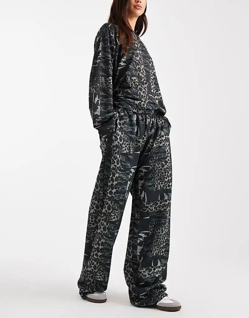 Широкие брюки-джоггеры COLLUSION с принтом «стирающийся тигровый камуфляж»
Широкие брюки-джоггеры COLLUSION с принтом «стирающийся тигровый камуфляж»