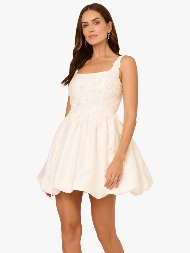 Коктейльное платье из расшитой бисером тафты Adrianna Papell, белый
Коктейльное платье из расшитой бисером тафты Adrianna Papell, белый