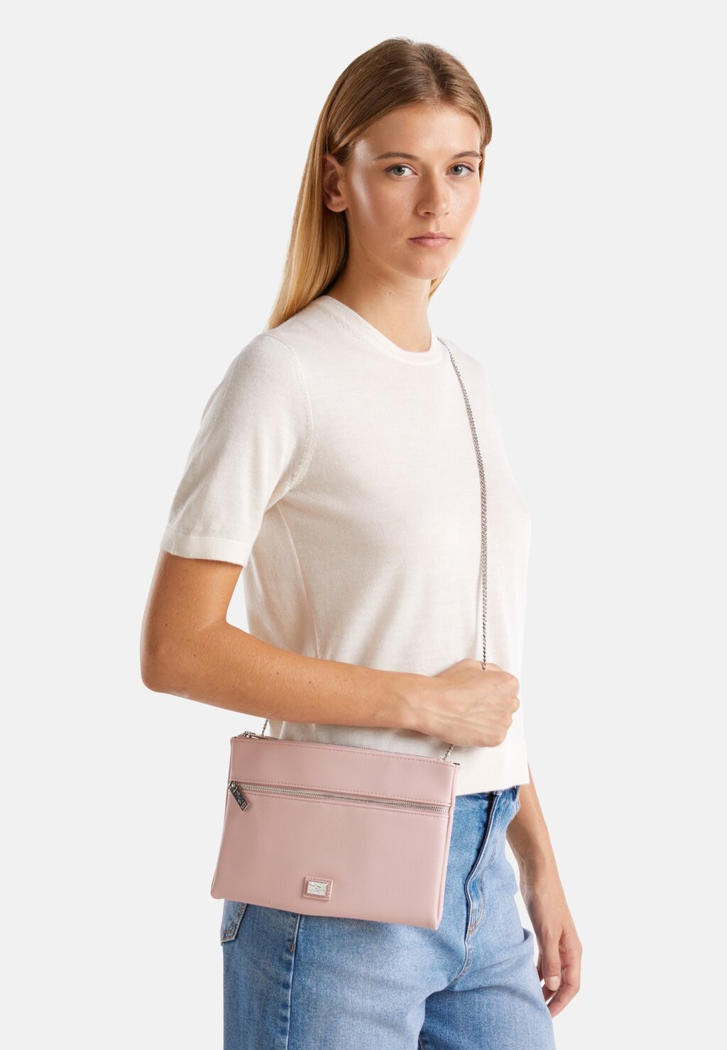 Сумка через плечо FLAT IN-EFFECT WITH REMOVABLE ADJUSTABLE CHAIN STRAP ZIP CLOSURE FRONT POCKET AND LOGO ON THE FRONT United Colors of Benetton, фуксия
Сумка через плечо FLAT IN-EFFECT WITH REMOVABLE ADJUSTABLE CHAIN STRAP ZIP CLOSURE FRONT POCKET AND LOGO ON THE FRONT United Colors of Benetton, фуксия