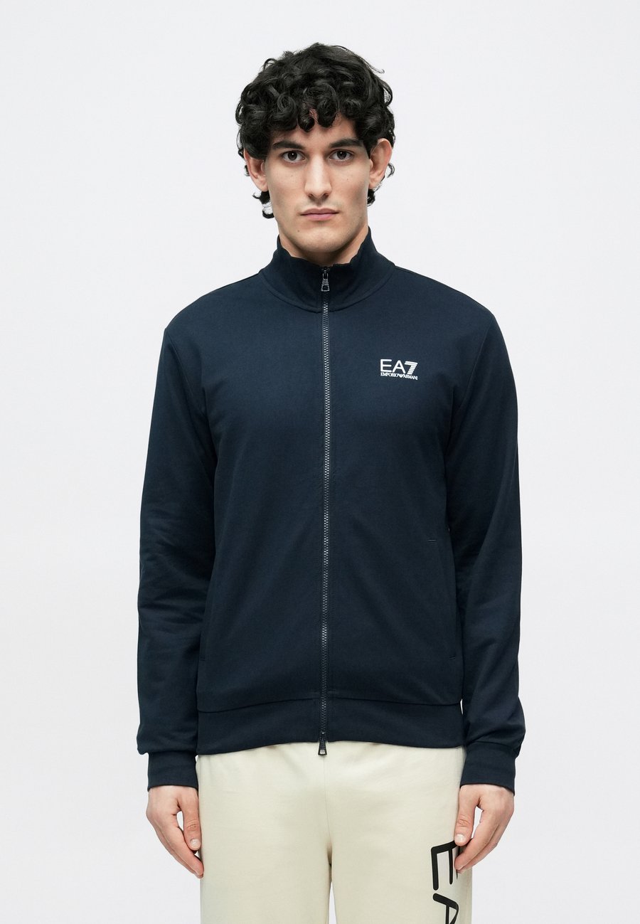 Толстовка EA7 Emporio Armani TRAIN CORE, Blue/Dark Blue, Синий, Толстовка EA7 Emporio Armani TRAIN CORE, Blue/Dark Blue
Толстовка EA7 Emporio Armani TRAIN CORE, Blue/Dark Blue, Синий, Толстовка EA7 Emporio Armani TRAIN CORE, Blue/Dark Blue