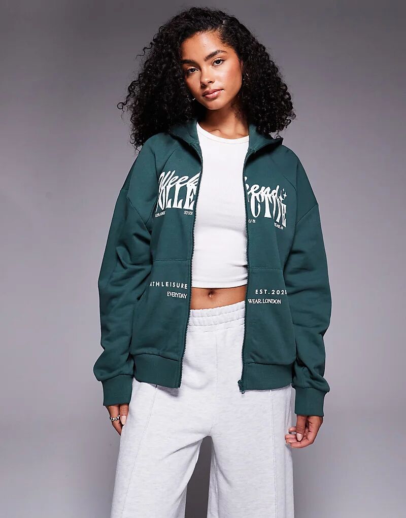 Толстовка Weekend Collective на молнии с принтом смешанного шрифта зеленого цвета
Толстовка Weekend Collective на молнии с принтом смешанного шрифта зеленого цвета