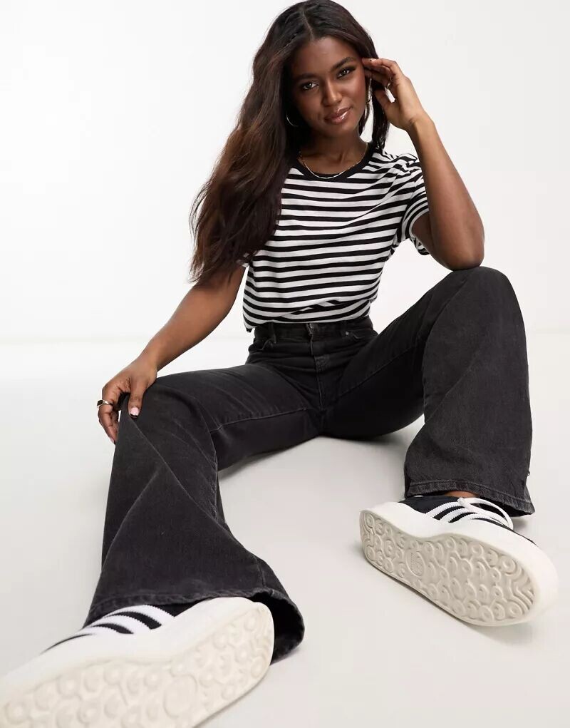 Футболка с короткими рукавами Monki в черно-белую полоску
Футболка с короткими рукавами Monki в черно-белую полоску