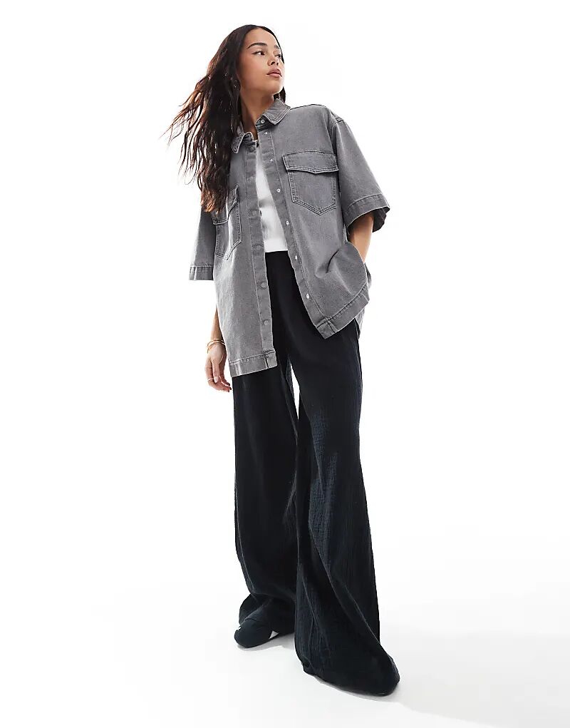 Рубашка ONLY свободного кроя с короткими рукавами и карманом спереди из серого денима
Рубашка ONLY свободного кроя с короткими рукавами и карманом спереди из серого денима