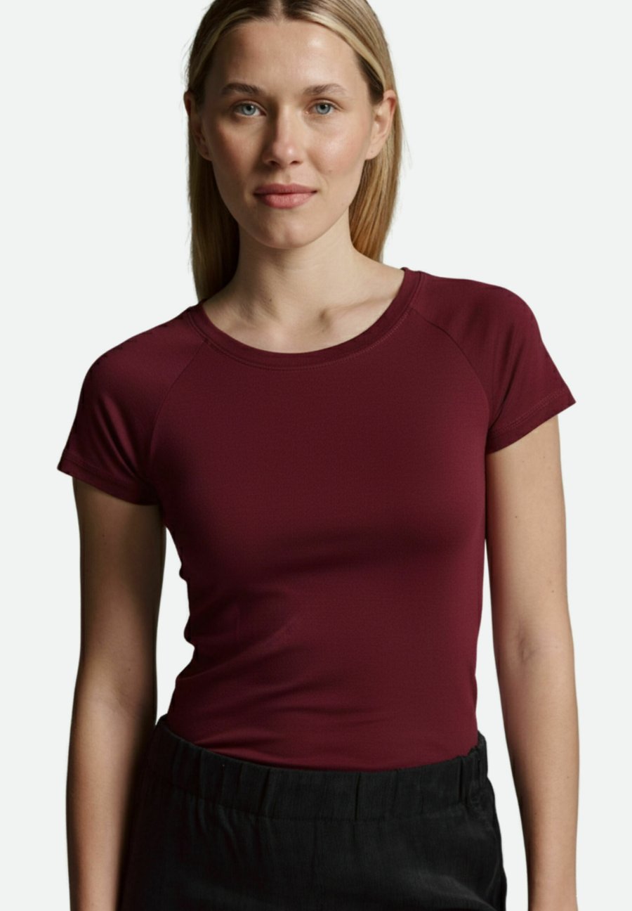Футболка Cotton Candy MIT RAGLANÄRMELN, Dunkelrot/Dark Red
Футболка Cotton Candy MIT RAGLANÄRMELN, Dunkelrot/Dark Red