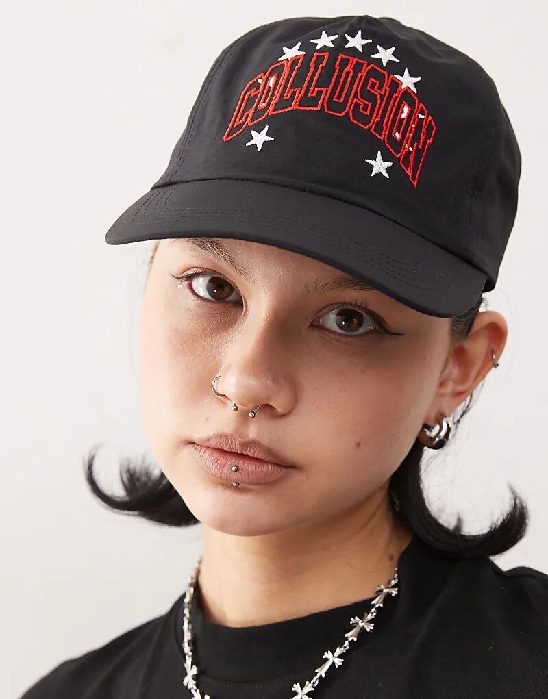 Кепка COLLUSION с принтом звезд и вышивкой черного цвета
Кепка COLLUSION с принтом звезд и вышивкой черного цвета