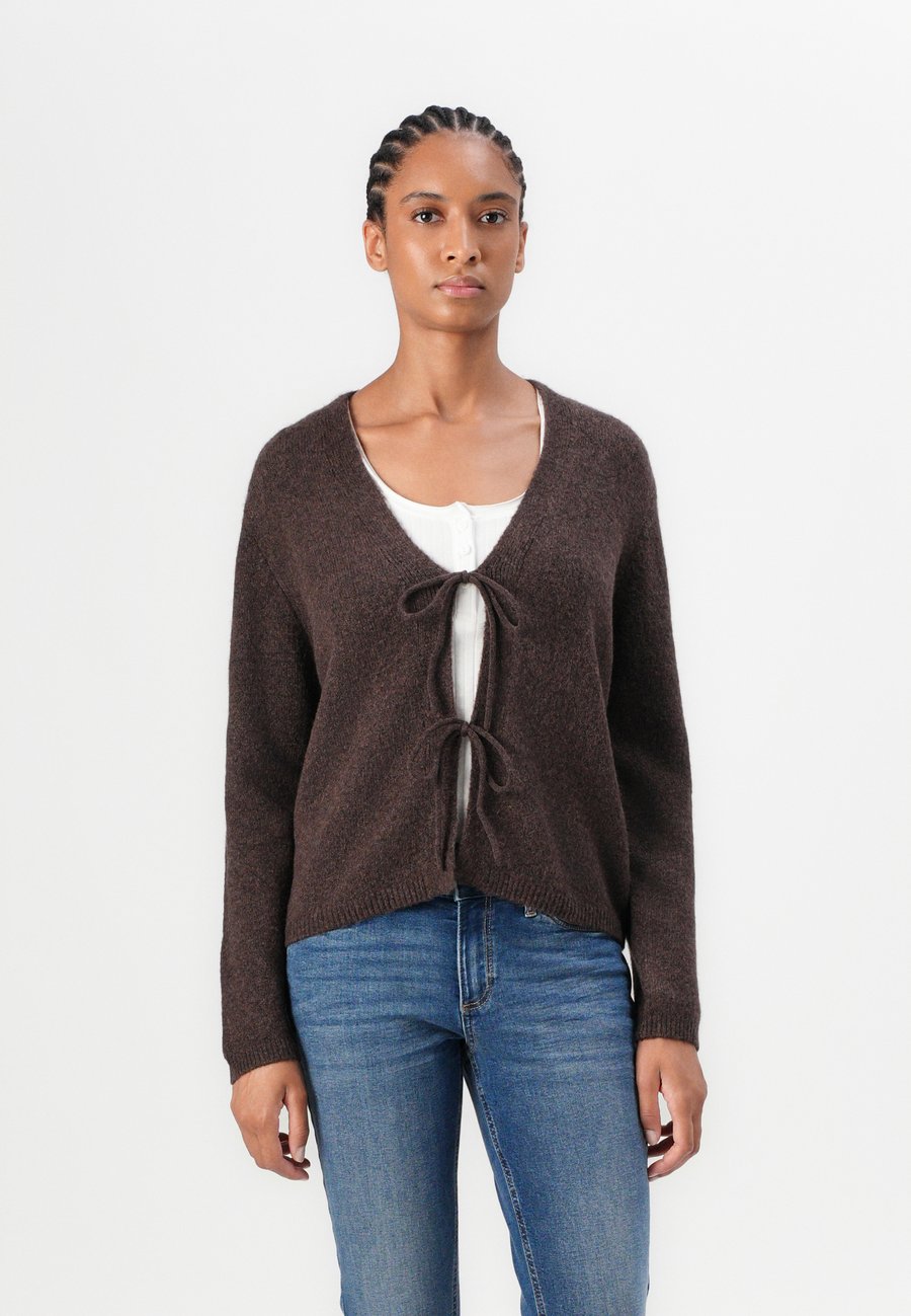 Кардиган TOM TAILOR DENIM COZY CARDIGAN WITH BOW DETAIL, Soft Chocolate Brown/Light Brown
Кардиган TOM TAILOR DENIM COZY CARDIGAN WITH BOW DETAIL, Soft Chocolate Brown/Light Brown
