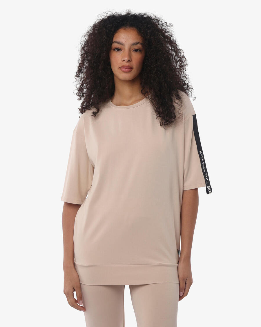 JAKED Женская футболка цвета экрю из матового фитнес-синтепона
JAKED Женская футболка цвета экрю из матового фитнес-синтепона