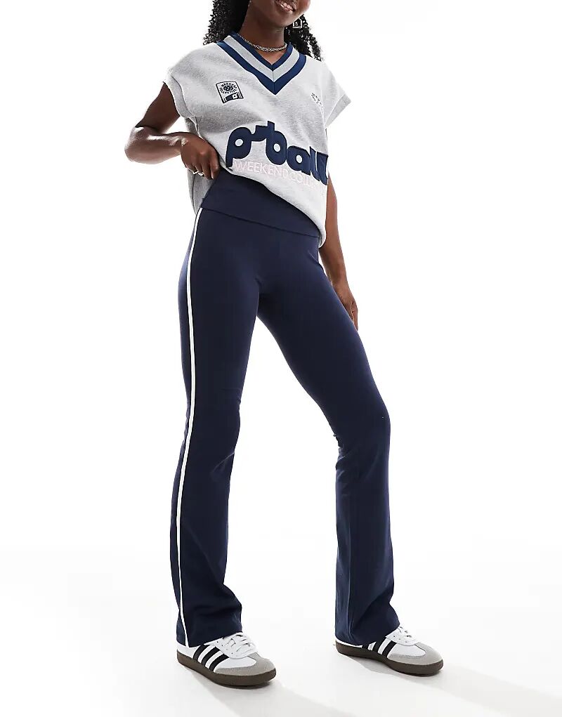 Брюки-бутлеги Bella темно-синего цвета Cotton:On
Брюки-бутлеги Bella темно-синего цвета Cotton:On