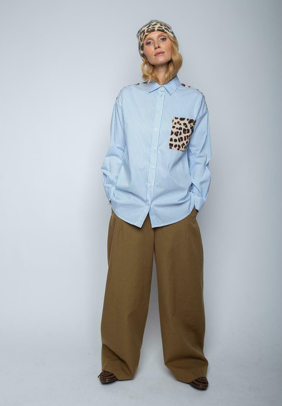 Блуза Emily van den Bergh Button-down blouse, Bleu White Stripe/Blue
Блуза Emily van den Bergh Button-down blouse, Bleu White Stripe/Blue