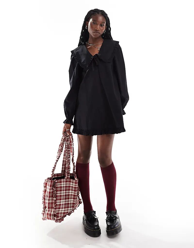 Мини-платье с воротником-завязкой и оборкой по низу черного цвета Monki 
Мини-платье с воротником-завязкой и оборкой по низу черного цвета Monki