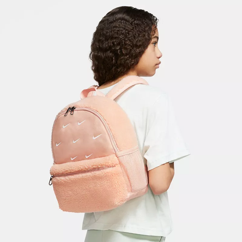 Детский мини-рюкзак из шерпы Nike Brasilia JDI, цвет Arctic Orange/White
Детский мини-рюкзак из шерпы Nike Brasilia JDI, цвет Arctic Orange/White