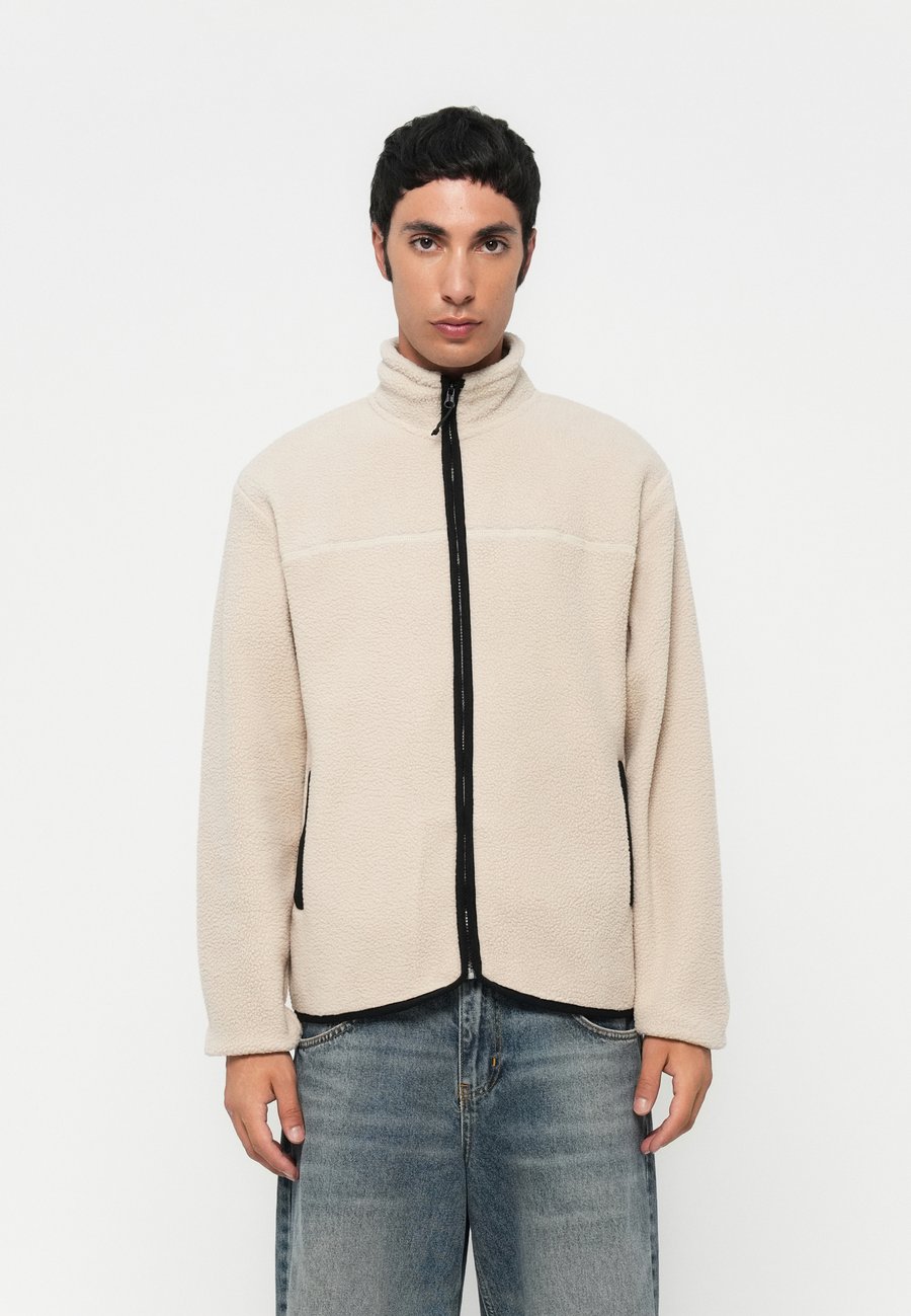 Флисовая куртка Only & Sons ONSEMILIO FULL ZIP HIGH NECK UNISEX, Beige
Флисовая куртка Only & Sons ONSEMILIO FULL ZIP HIGH NECK UNISEX, Beige