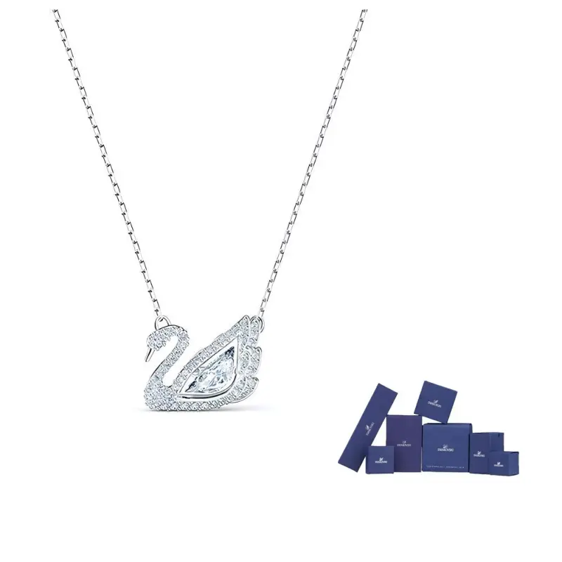 Кристально украшенный кулон с логотипом на цепочке Swarovski
Кристально украшенный кулон с логотипом на цепочке Swarovski