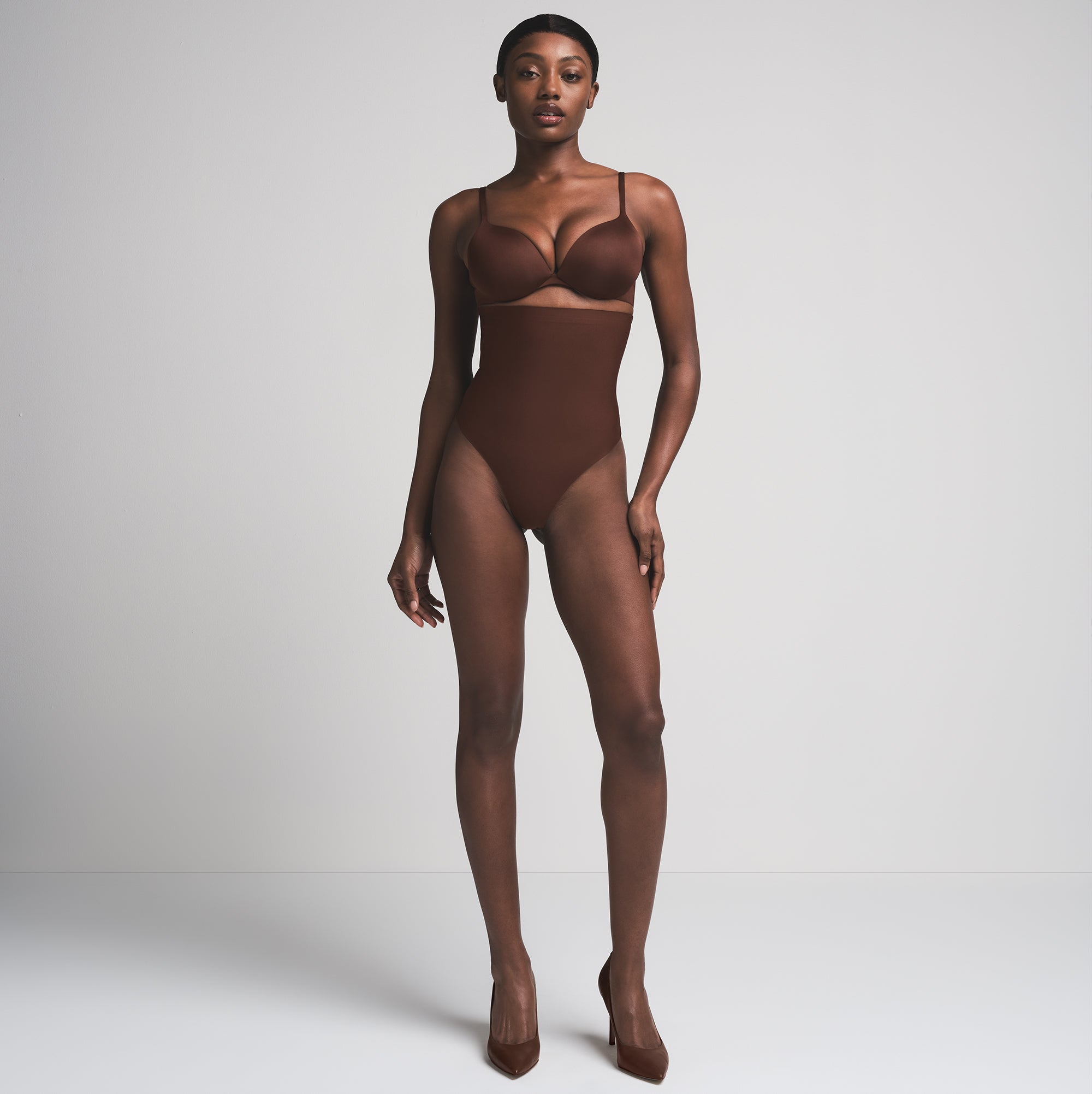 Стринги Core Sculpt с высокой талией SKIMS, цвет cocoa
Стринги Core Sculpt с высокой талией SKIMS, цвет cocoa