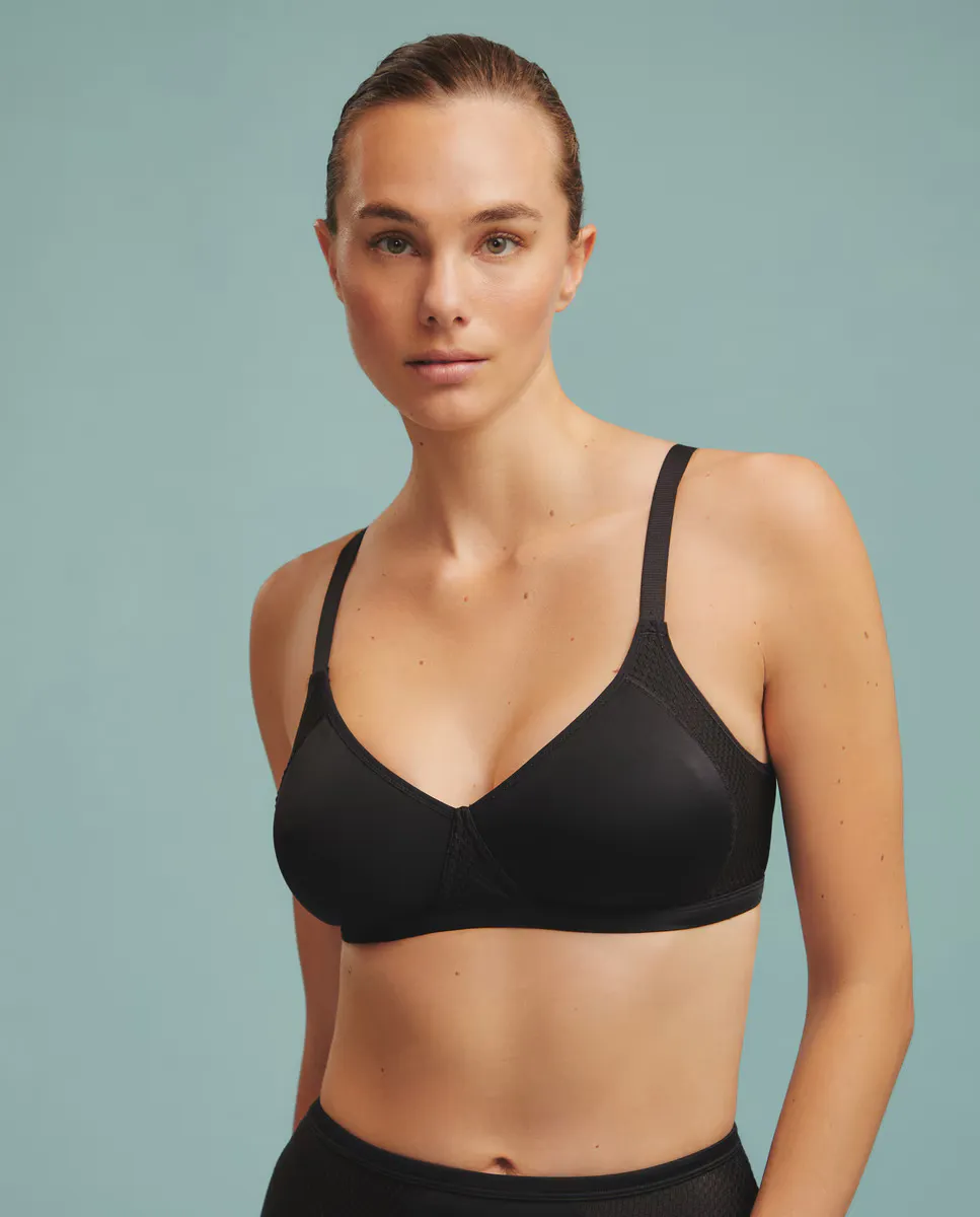 Формованный бюстгальтер без косточек Naturana, черный
Формованный бюстгальтер без косточек Naturana, черный
