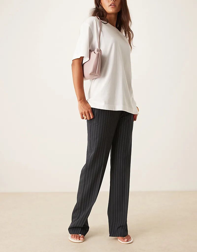 Узкие прямые брюки ASOS DESIGN с разрезами в тонкую темно-синюю полоску
Узкие прямые брюки ASOS DESIGN с разрезами в тонкую темно-синюю полоску