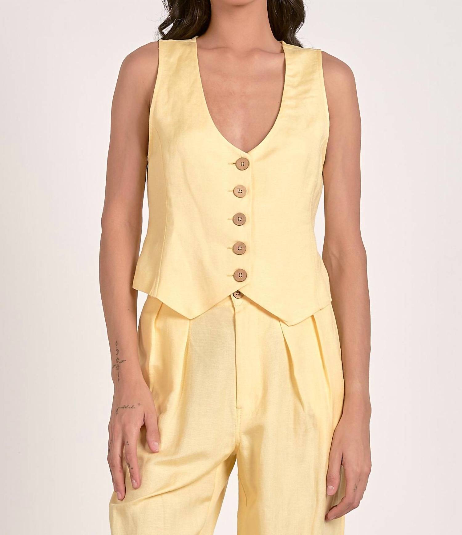 Льняной жилет на пуговицах желтый ELAN
Льняной жилет на пуговицах желтый ELAN